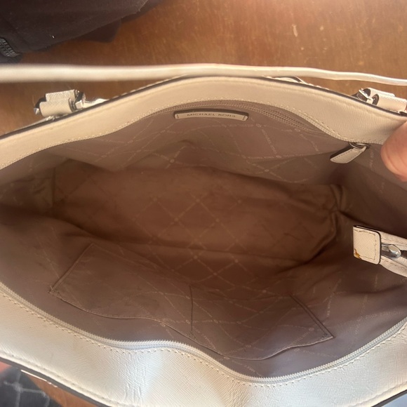 Michael Kors Morgan Large Tote - Picture 4 of 8